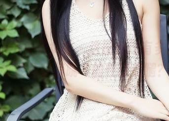 TouTiao头条女神 - 这图包得有多精致，才能承载莫晓希的性感美腿？