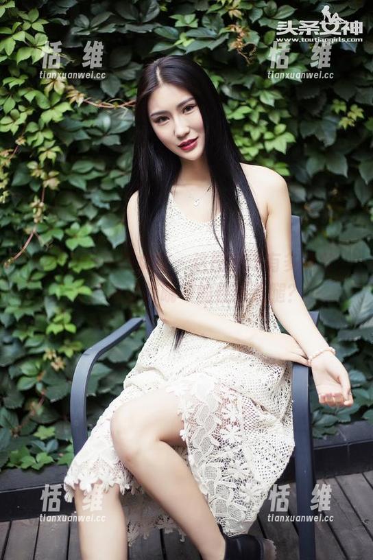 TouTiao头条女神 - 这图包得有多精致，才能承载莫晓希的性感美腿？-恬瑄维