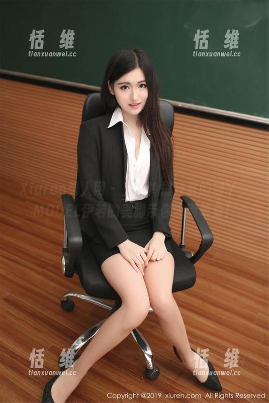 Xiuren秀人网 - 上天怜悯寂寞的脚丫，MODEL伊若的美脚带你告别单身！-恬瑄维