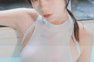 usejan蓝蓝和丰盈的私房写真：和服也能俏皮