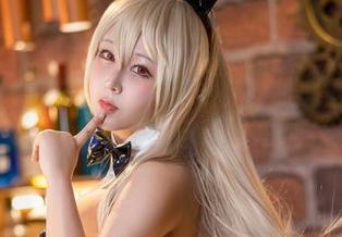 咔喵KANEKO的写真合集：照片里的油亮感，让我瞬间觉得自己也想油光发亮！