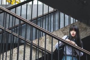 让人心动的嘎潼红裙——私房图包里的每一帧都像是舒缓的春风。