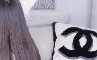 小小奶瓶儿的双马尾制服师生剧情加长版套图精选，没想到这风格也挺微妙的。