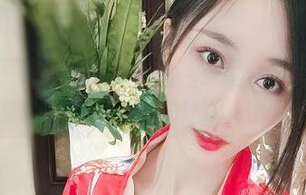 微密圈 - 节奏与光影交织：小玉吃果冻的美足精选，希望你也能感受到那种微妙的绵延和温暖。