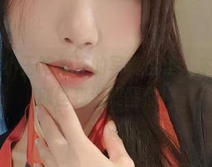 微密圈 - 小玉吃果冻的写真合集：本钱实足，别怪我没提醒你！