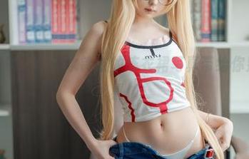 无圣光笼罩下，幼水铃衣的连衣裙写真带给你别样的惊喜！