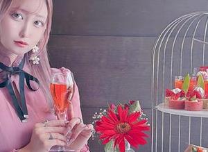 当月城委员会和女友邂逅，高清壁纸如梦似幻！