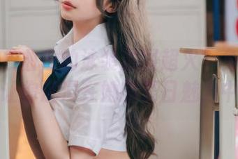 听说杏仁曲奇的泳装原图超火？免费领取，让你沉浸在她的夏日魅力中！