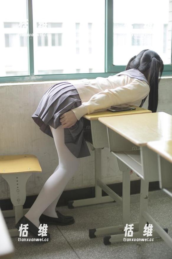 森萝财团为啥这么火？凉席上的白丝美足少女高清壁纸，根本停不下来！-恬瑄维