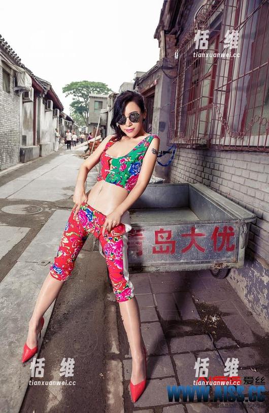 爱丝 - 陪我一起观看何冉婚纱合集,感受那份暧昧的气息-恬瑄维 爱丝 - 陪我一起观看何冉婚纱合集,感受那份暧昧的气息-恬瑄维