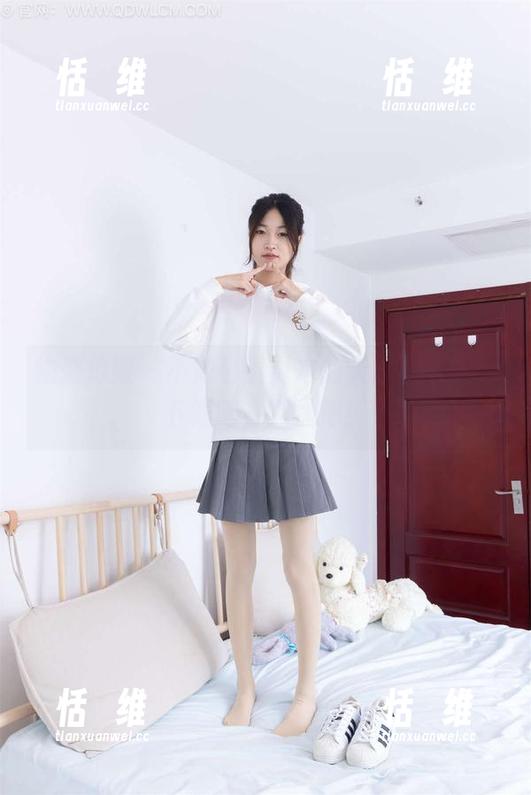 物恋传媒 - 不如看看嘉木的天台写真集，下载吧，别犹豫！-恬瑄维