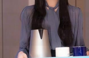 秀人网 - 草莓mm在此，在线发布最新美图，仿佛棉袜的温暖亲吻着肌肤