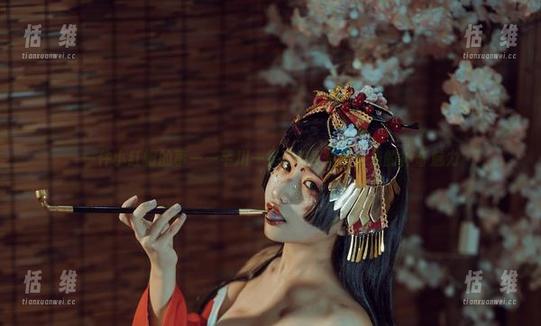 一件小红帽的事——芊川一笑MNK写真合集的神奇魅力-恬瑄维