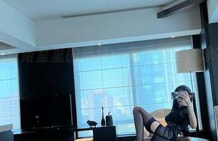 微密圈 - 黑色浴室里的葛征：高清图库，泳衣与浴帘的奇妙融合
