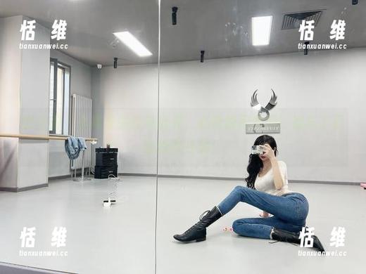 微密圈 - 看葛征的红色肚兜，心情瞬间变好！别忘了更新新图片哦！-恬瑄维
