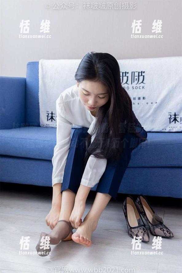 袜啵啵 - 裸足脚对脚剧情，雪糕的新美图图集：让心动不止于1万个脚印！-恬瑄维