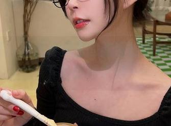 微密圈 - 精选写真里的陈妮妮UNI，吊带下的微妙瞬间