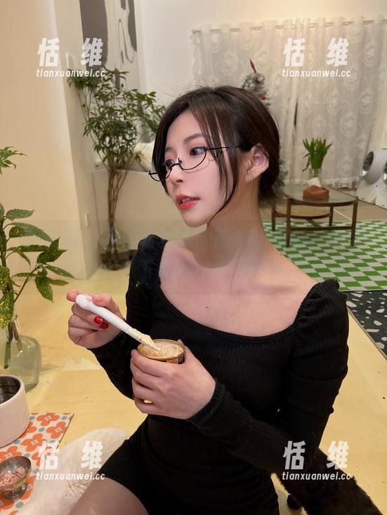 微密圈 - 精选写真里的陈妮妮UNI，吊带下的微妙瞬间-恬瑄维