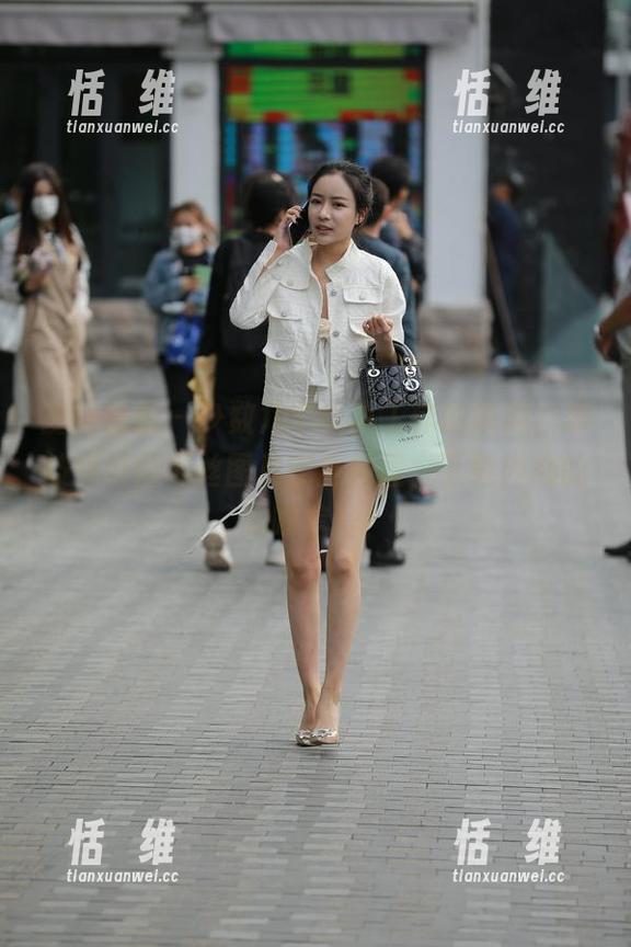 魔镜街拍 - 少数几个认真工作的瞬间，却被婷婷的黑丝图片完全掩盖，下载内心的咆哮信号！-恬瑄维