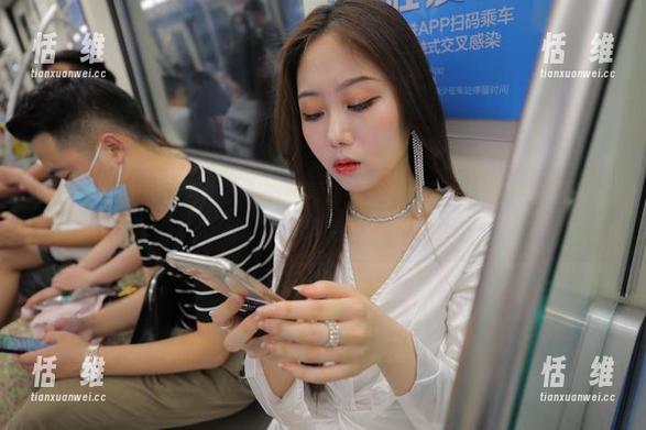 魔镜街拍，白色连体衣小姐姐高清图集，清新脱俗，心动到飞起！-恬瑄维