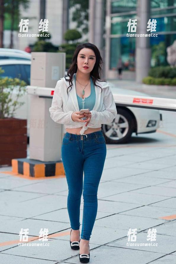 魔镜街拍：当热裤短丝小妹遇上阳光，这图包真是太犯规-恬瑄维