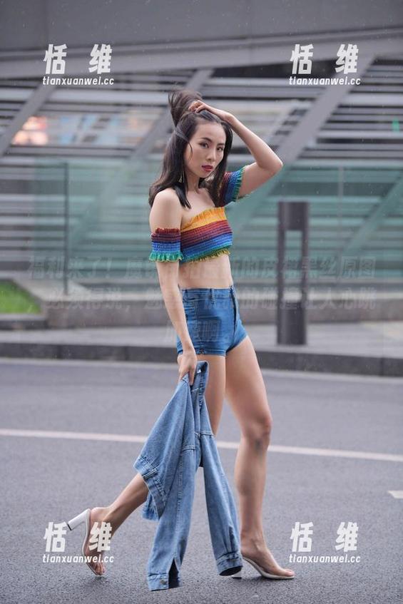福利来了！魔镜街拍最新的皮裙黑丝原图，必须得说，魅惑与优雅的碰撞让人心跳加速啊。-恬瑄维